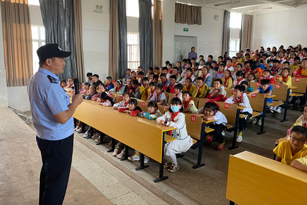 民警到荒田小學(xué)開展安全防范宣傳。