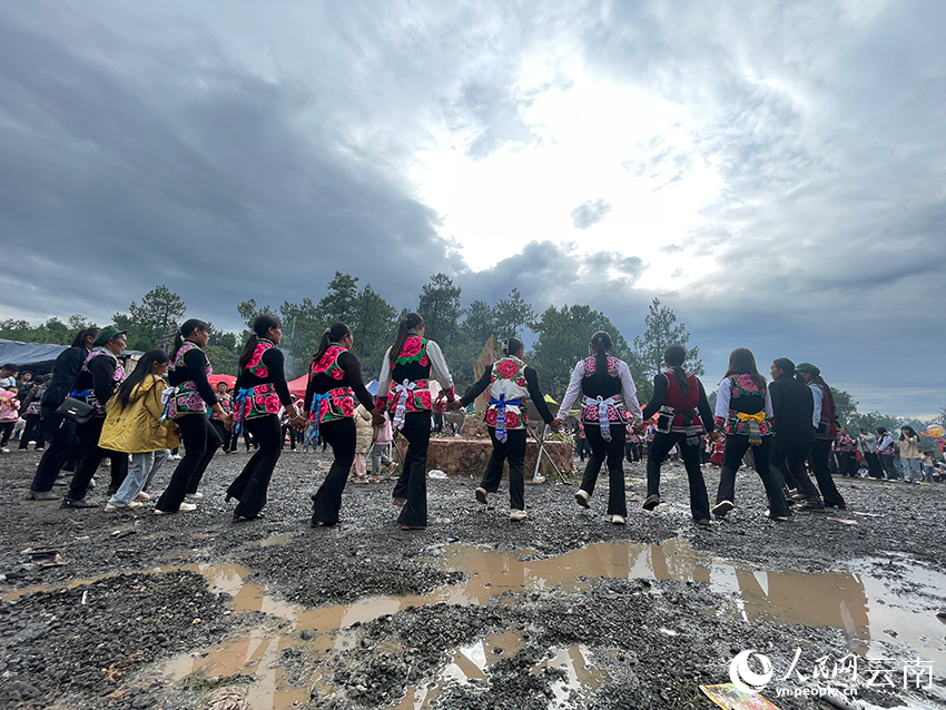 剛下過雨，地還是濕的，可擋不住村民打跳的熱情。人民網(wǎng)記者 程浩攝