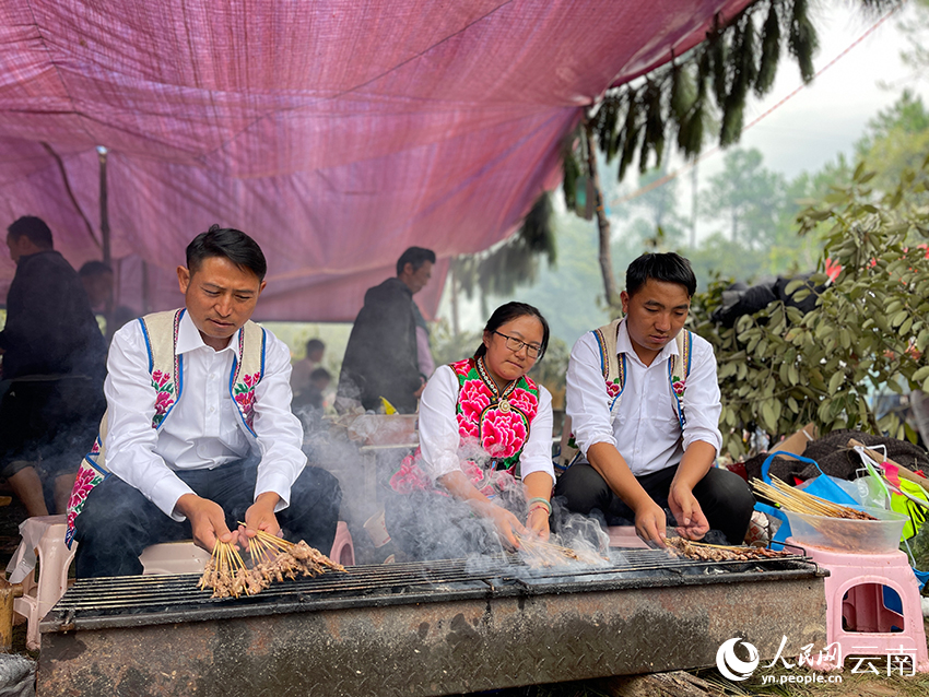 羅鴻（左）和其他人一道烤羊肉串。人民網(wǎng)記者 程浩攝