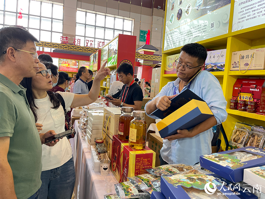 南華泰源商貿有限責任公司的工作人員忙得只能把手機夾在脖頸處。人民網(wǎng)記者 程浩攝