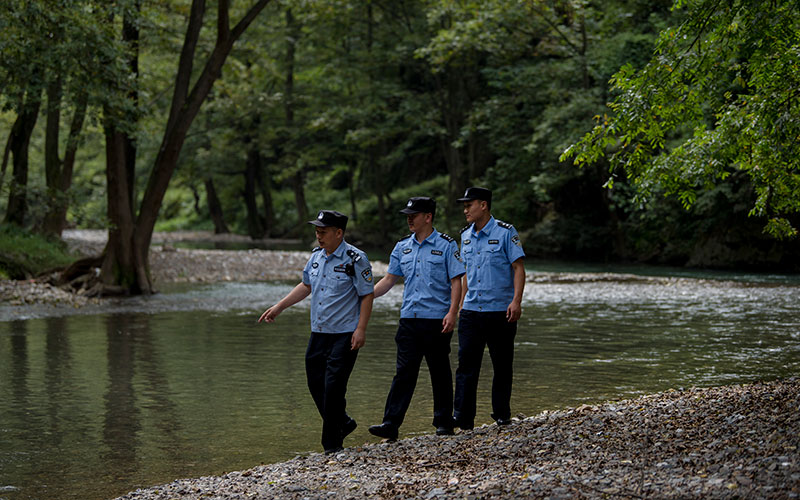 民警在赤水河沿岸巡邏。昭通公安供圖