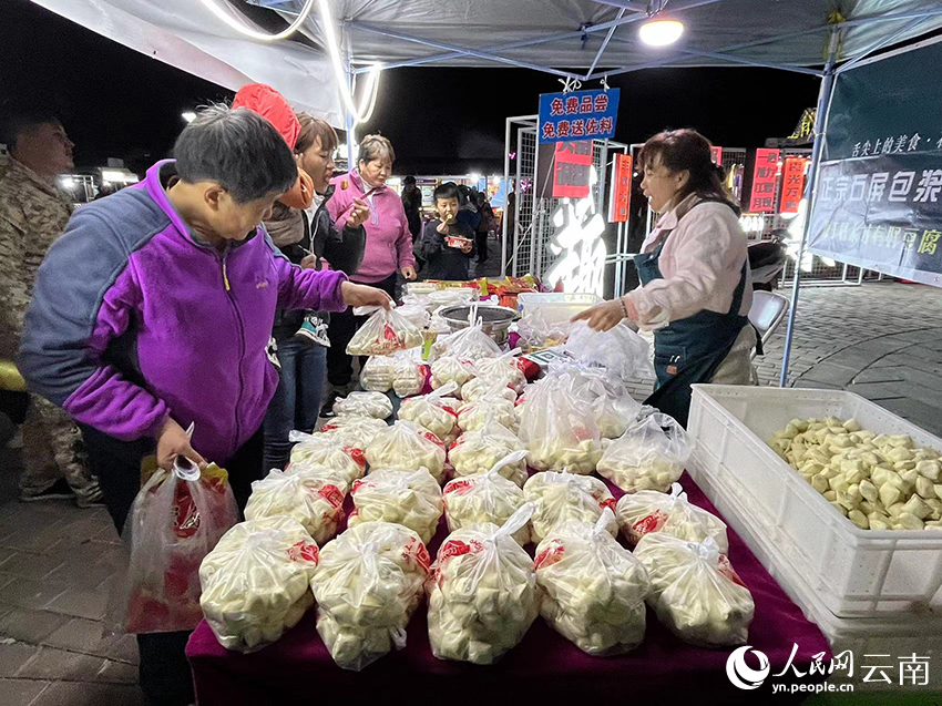 【2】“東川大集”第四季活動(dòng)特色小吃和美食集市帶火了“夜經(jīng)濟”。人民網(wǎng)-雷霽攝