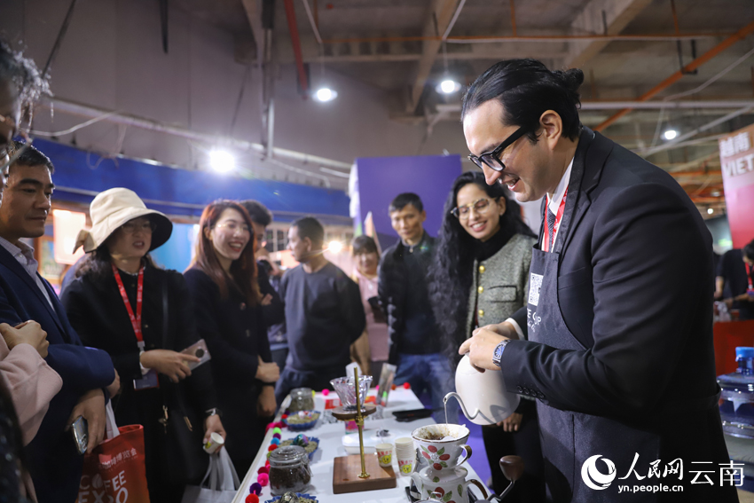 7咖啡博覽會國際展區(qū)，來自國外的咖啡師正在為參觀者制作咖啡。人民網(wǎng)記者 李發(fā)興攝