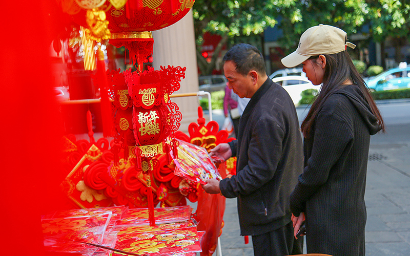 市民在選購心儀的年飾。曹蔓夫攝