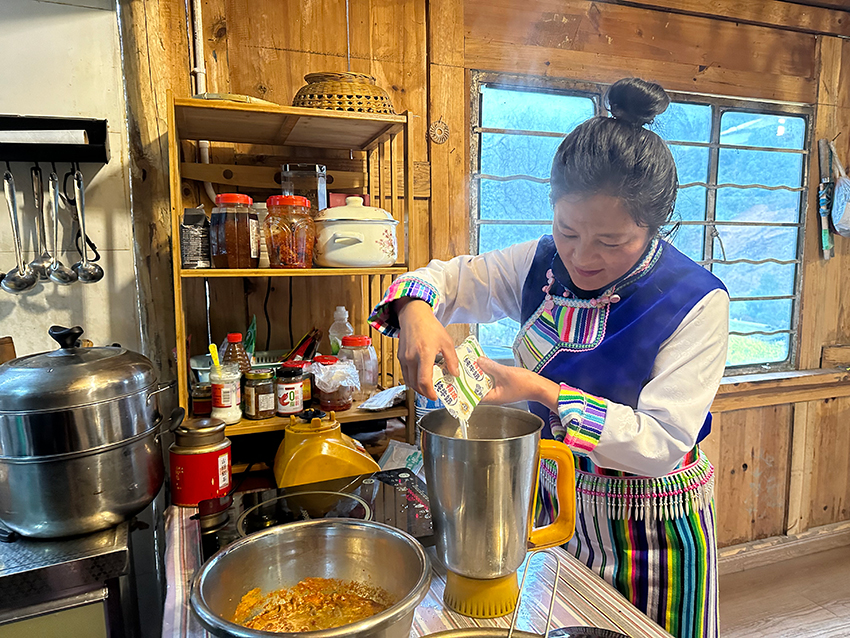 馬金花政委客人制作酥油茶。王永麗攝