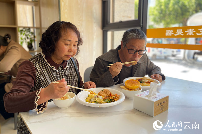 在南華縣城的”幸福食堂“里就餐的老人。人民網(wǎng)記者-程浩攝