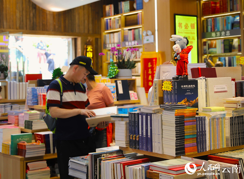 【圖5】市民在書必銀書店里挑選書籍。人民網-尹馨攝.jpg