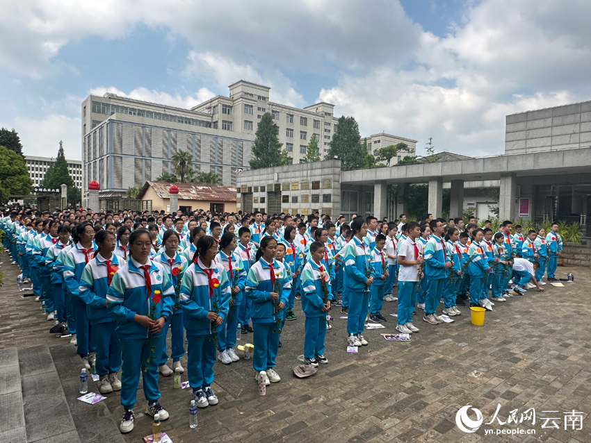 師生在烈士墓前悼念。人民網(wǎng)曾智慧攝.jpg