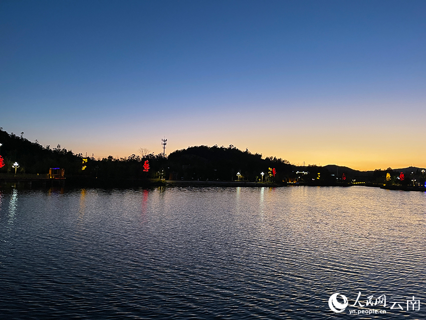 傍晚的城市濕地公園。人民網(wǎng)記者 程浩攝