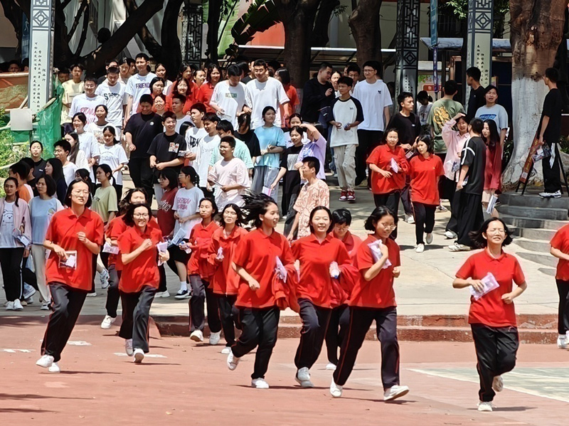 考試結束，麗江華坪女子高級中學(xué)的學(xué)生們跑出考場(chǎng)。苗少坡攝