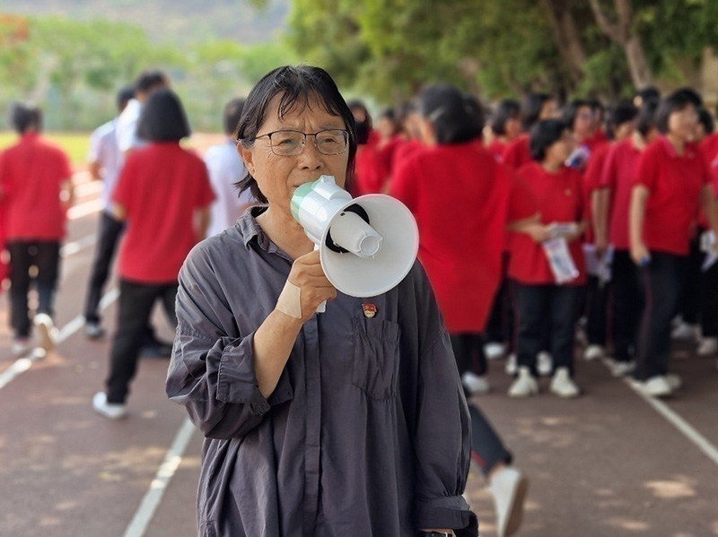 張桂梅拿著(zhù)小喇叭為高三女孩們送考。苗少坡攝