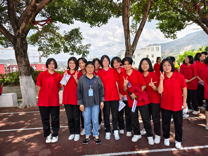 張桂梅和女孩們在一起。趙慶祖攝