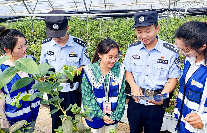 民警和社區居民普及相關(guān)法律知識。