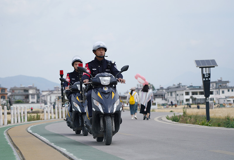 喜洲麥田執勤中的民警。