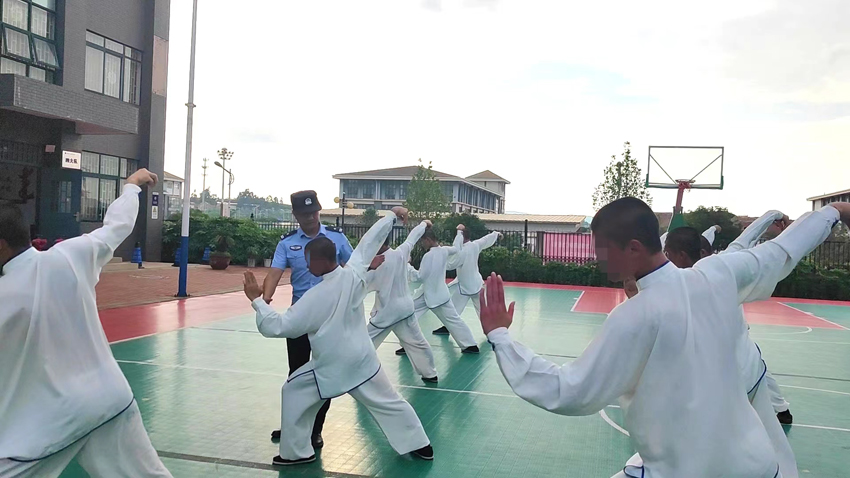 民警在夏季帶領(lǐng)未成年戒毒人員練太極拳，幫助他們恢復身體機能。