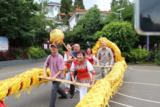 網(wǎng)紅和村民們一起參加活動。西山區(qū)融媒體中心供圖