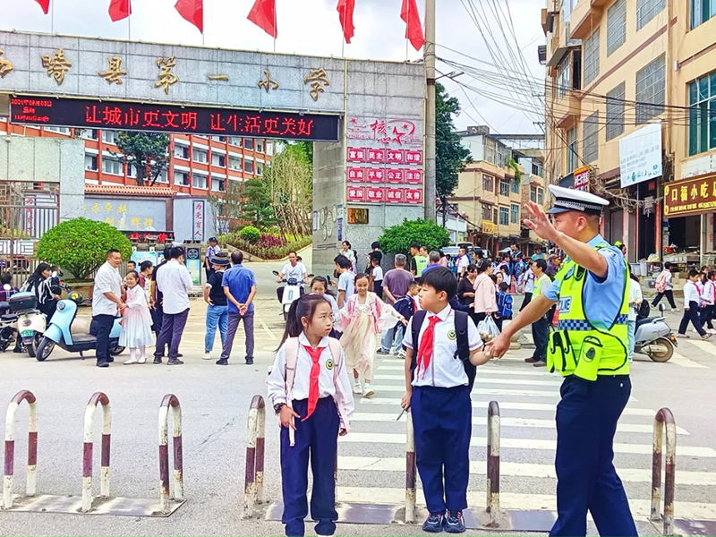 西疇縣派出所民警開展學(xué)生上下學(xué)護(hù)學(xué)。