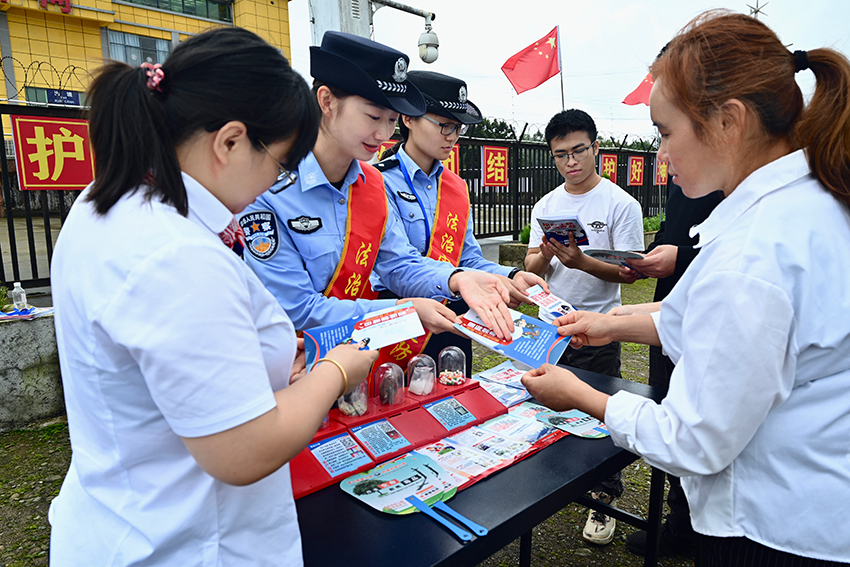 【2】云梯國門女警服務(wù)隊在邊民互市貿(mào)易點進行法制宣傳。金水河出入境邊防檢查站平河分站供圖