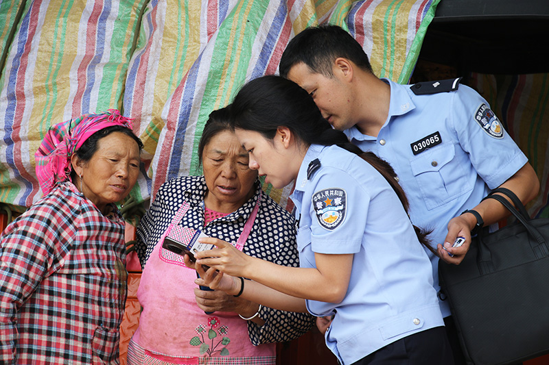 民警向群眾推廣NFC警民聯(lián)系卡。