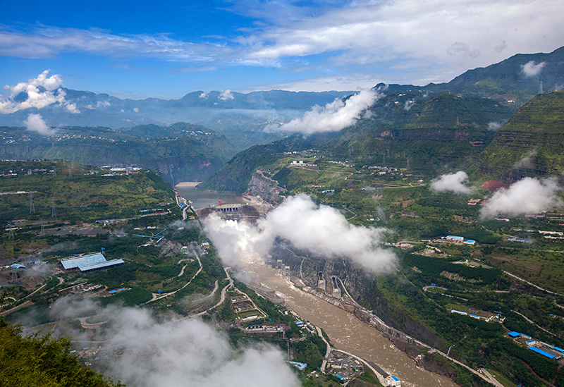 航拍溪洛渡水電站大壩全景。中國三峽出版?zhèn)髅接邢薰竟﹫D