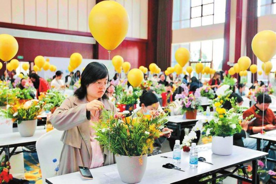 3月6日，昆明市舉辦市直機關(guān)、呈貢區女職工插花花藝大賽。女職工們用巧手插花，陶冶情操，共迎屬于自己的節日。見(jiàn)習記者 高吳雙 攝